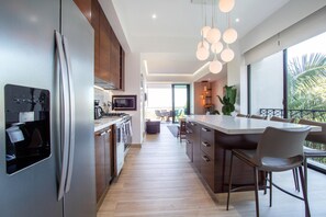 Een koelkast, een magnetron, een oven, een kookplaat