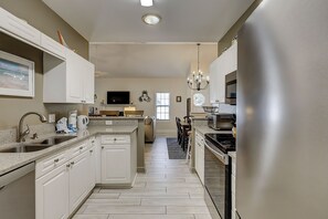 Frigorifero, microonde, piano cottura, lavastoviglie