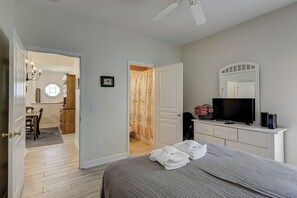 3 slaapkamers, een strijkplank/strijkijzer, internet, beddengoed