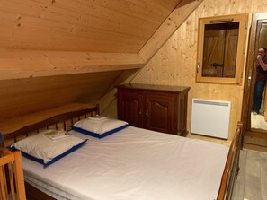 2 Schlafzimmer, Reisekinderbett