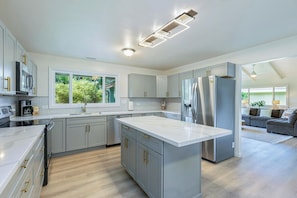 Private kitchen - Punahele Hale, short walk to Queen's Bath! (Princeville)
