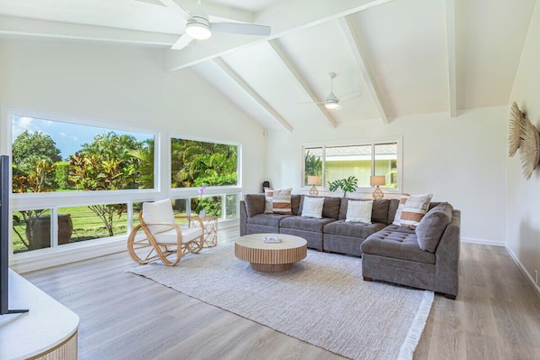 Living area - Punahele Hale, short walk to Queen's Bath! (Princeville)