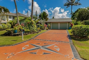 Property grounds - Punahele Hale, short walk to Queen's Bath! (Princeville)