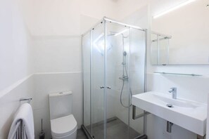 Ducha, secador de pelo y toallas