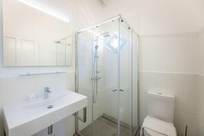 Dusj, hårføner og håndklær