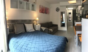 1 habitación, tabla de planchar con plancha y cuna de viaje 