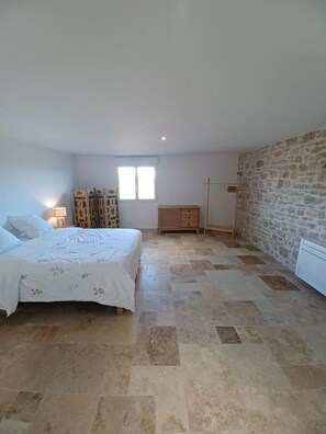 3 habitaciones, tabla de planchar con plancha y cuna de viaje 