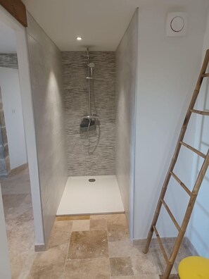 Shower, hair dryer, towels, soap - Gîte Rêve de Caryan (Cuzance)