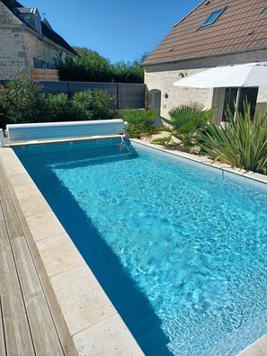 Outdoor pool, a heated pool - Gîte Rêve de Caryan (Cuzance)