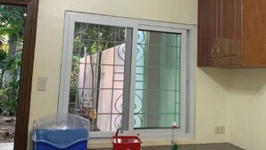 Eine Küche mit Fenster, Schränken und einer Arbeitsplatte.