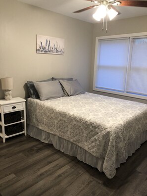 4 bedrooms, iron/ironing board, WiFi, bed sheets - Modern Spacious home near airport (Bangor dr)