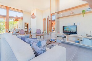 House | Living area | 32-inch TV with digital channels - PF19 Casa Alto Padrão 4 Suítes (Mata de São João)