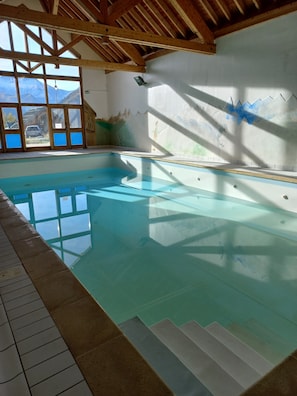 Una piscina cubierta