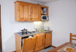 Refrigerador, microondas, parrilla de estufa y lavavajillas 