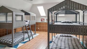 5 bedrooms, desk, free WiFi