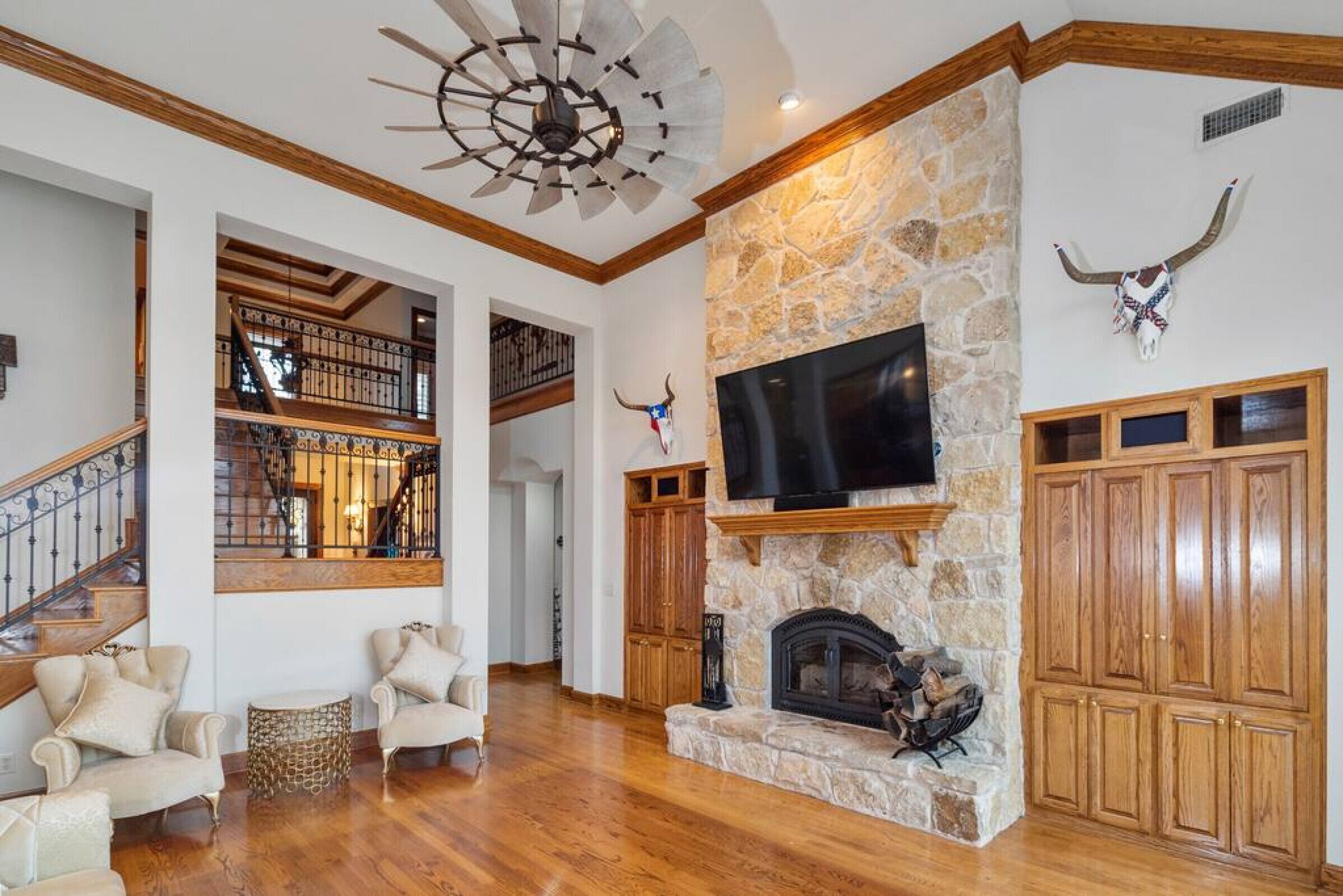 智能电视、壁炉、立体声音响、办公室