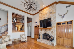 TV connectée, cheminée, chaßne hi-fi, espaces bureaux