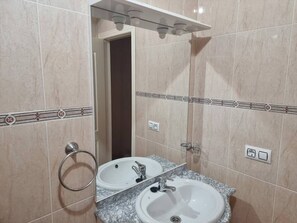 Ducha, secador de pelo, bidé y toallas