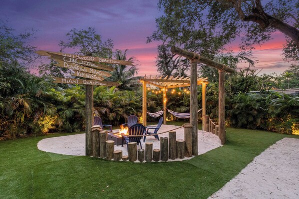 Property grounds - Villa Altaire | Pool | Mini Golf | Beach Fire Pit (Miami)