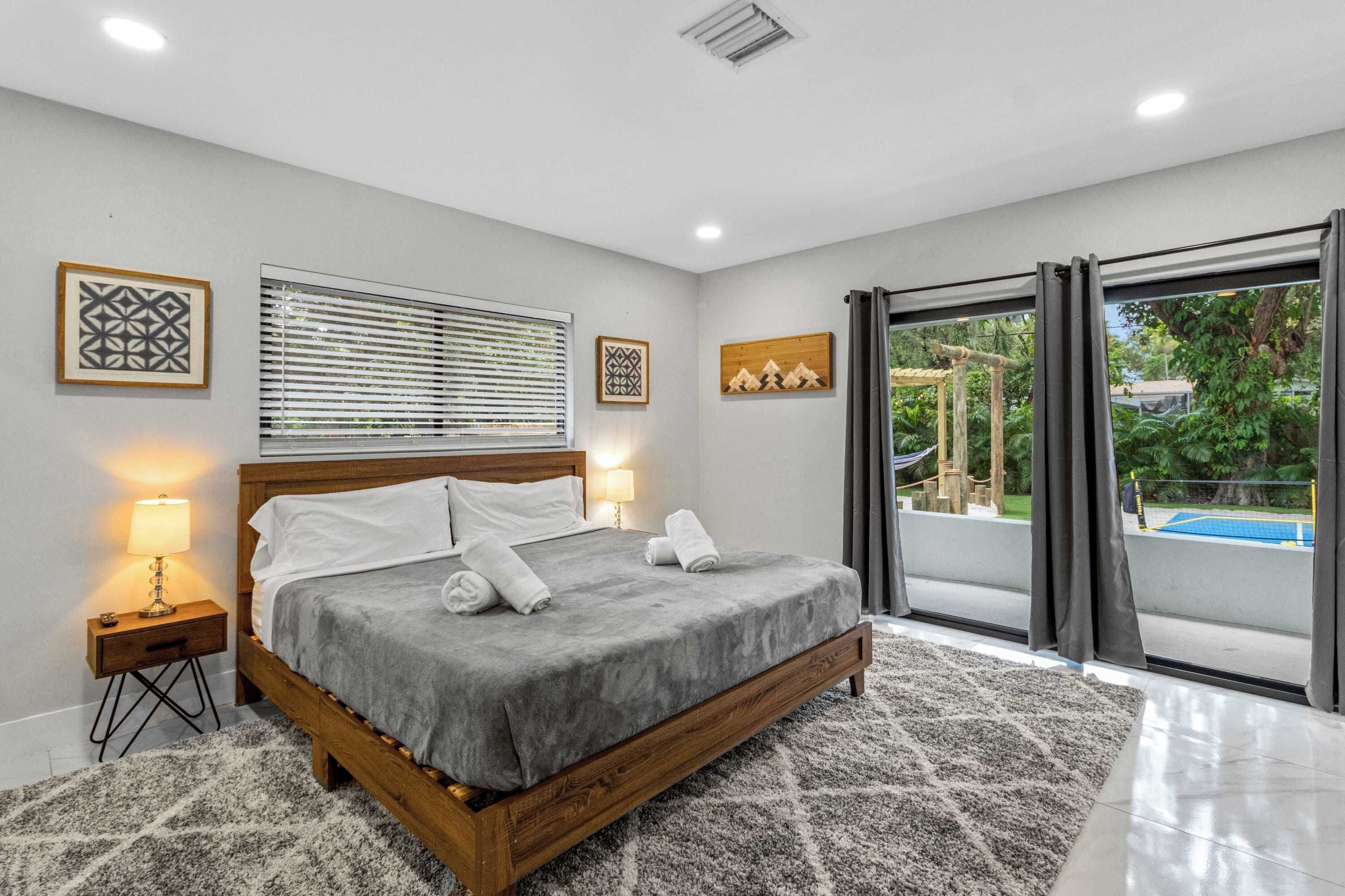 6 habitaciones, escritorio y tabla de planchar con plancha 