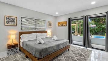 6 habitaciones, escritorio y tabla de planchar con plancha