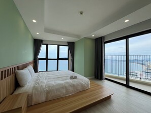 Departamento urbano, 3 habitaciones, balcón | Vista a la playa o el mar