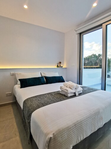 Phaedrus Living: Seaside Deluxe Flat Harbour 107