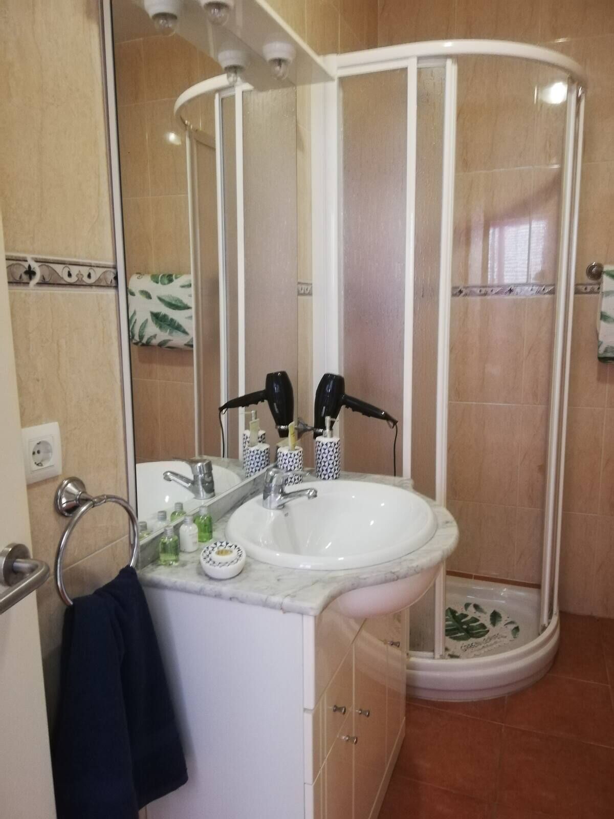 Douche, sèche-cheveux, serviettes fournies, savon