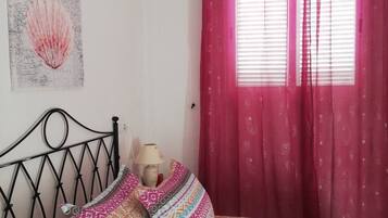 1 slaapkamer, een strijkplank/strijkijzer, reisbedje, gratis wifi