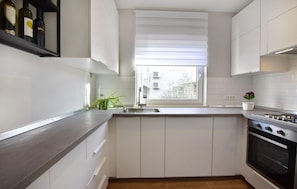 Refrigerador, microondas, placa de cocina, lavavajillas
