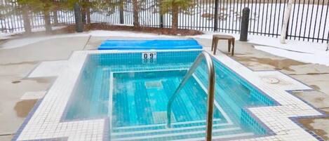 حمّام سباحة خارجي، حمّام سباحة مُدفَّأ