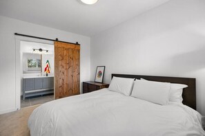 2 bedrooms, desk, iron/ironing board, free WiFi - Perfect for Families, Friends & Pets Pool•Hot Tub! (Canmore)