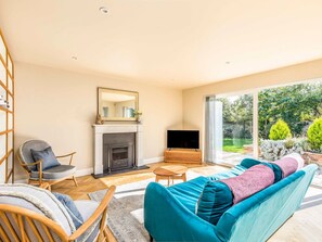 Una Smart TV, una chimenea