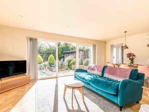 Smart TV, fireplace - Stylish and fresh 4 bed beach house with garden - Pass the Keys (Chichester)