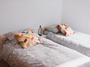 2 bedrooms, iron/ironing board, free WiFi, bed sheets