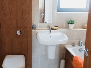 Shower, hair dryer, towels - Lovely 2-Bed Flat Glasgow Harbour FREE parking - Pass the Keys (Glasgow)