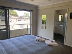 4 slaapkamers, een strijkplank/strijkijzer, reisbedje, wifi