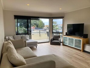 Televisie, boeken en een kantoor