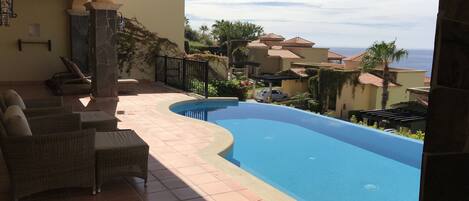 Una piscina al aire libre, una piscina climatizada