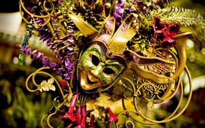 Un gros plan d’un masque décoratif orné de motifs complexes et de détails raffinés.