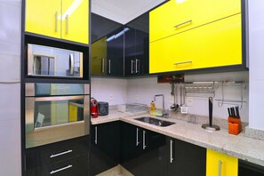 Departamento | Cocina privada | Utensilios de cocina y comedor 