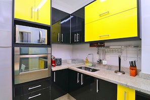 Apartamento | Cozinha privada | Talheres/pratos/utensílios de cozinha, mesas de jantar