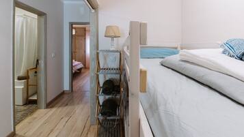 2 bedrooms, iron/ironing board, internet, bed sheets