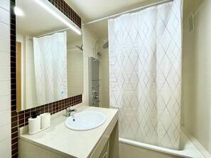 Bañera, bidé, toallas y jabón