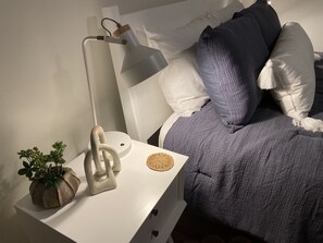 3 makuuhuonetta, työpöytä, silitysrauta/-lauta, vauvan matkasänky