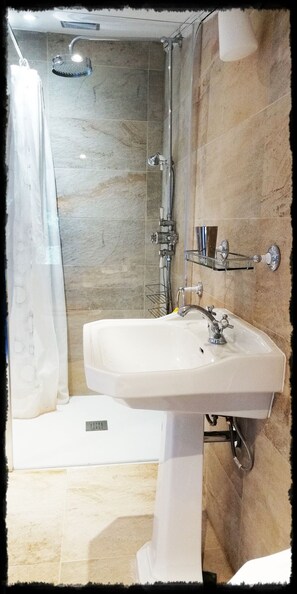 Douche, sèche-cheveux, serviettes fournies, papier toilette
