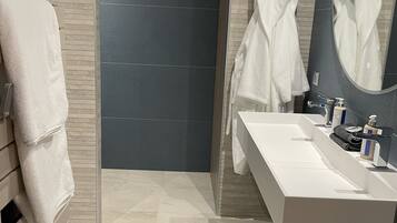 Douche, serviettes fournies, savon, shampoing
