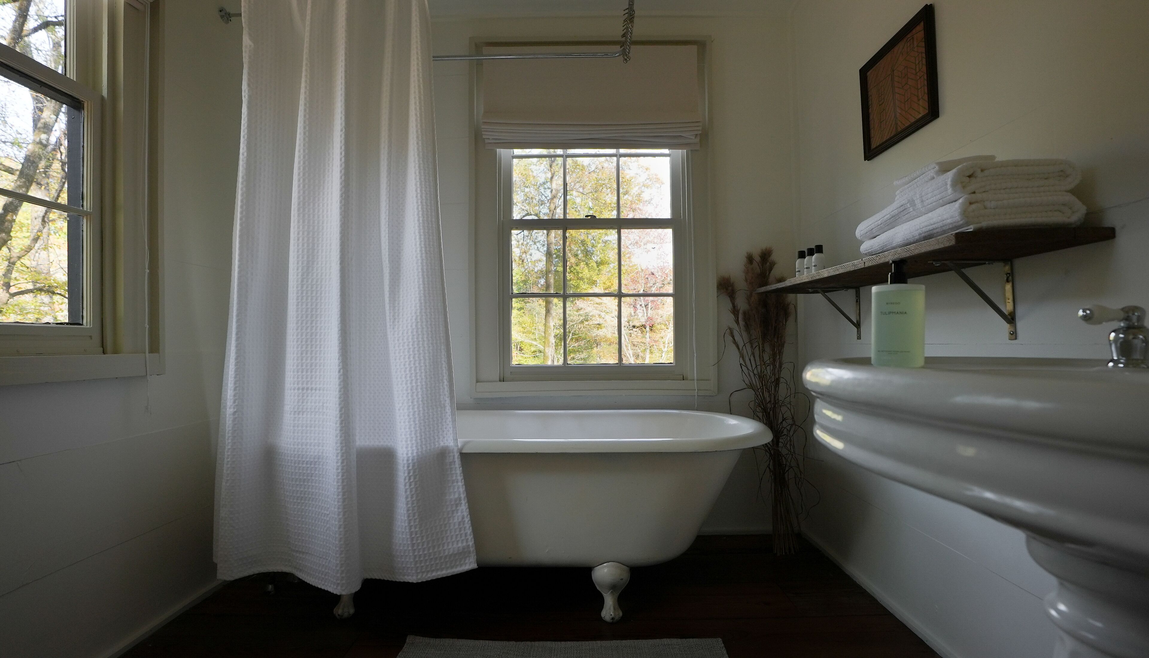 Kombinert dusj/badekar, hårføner, håndklær og såpe