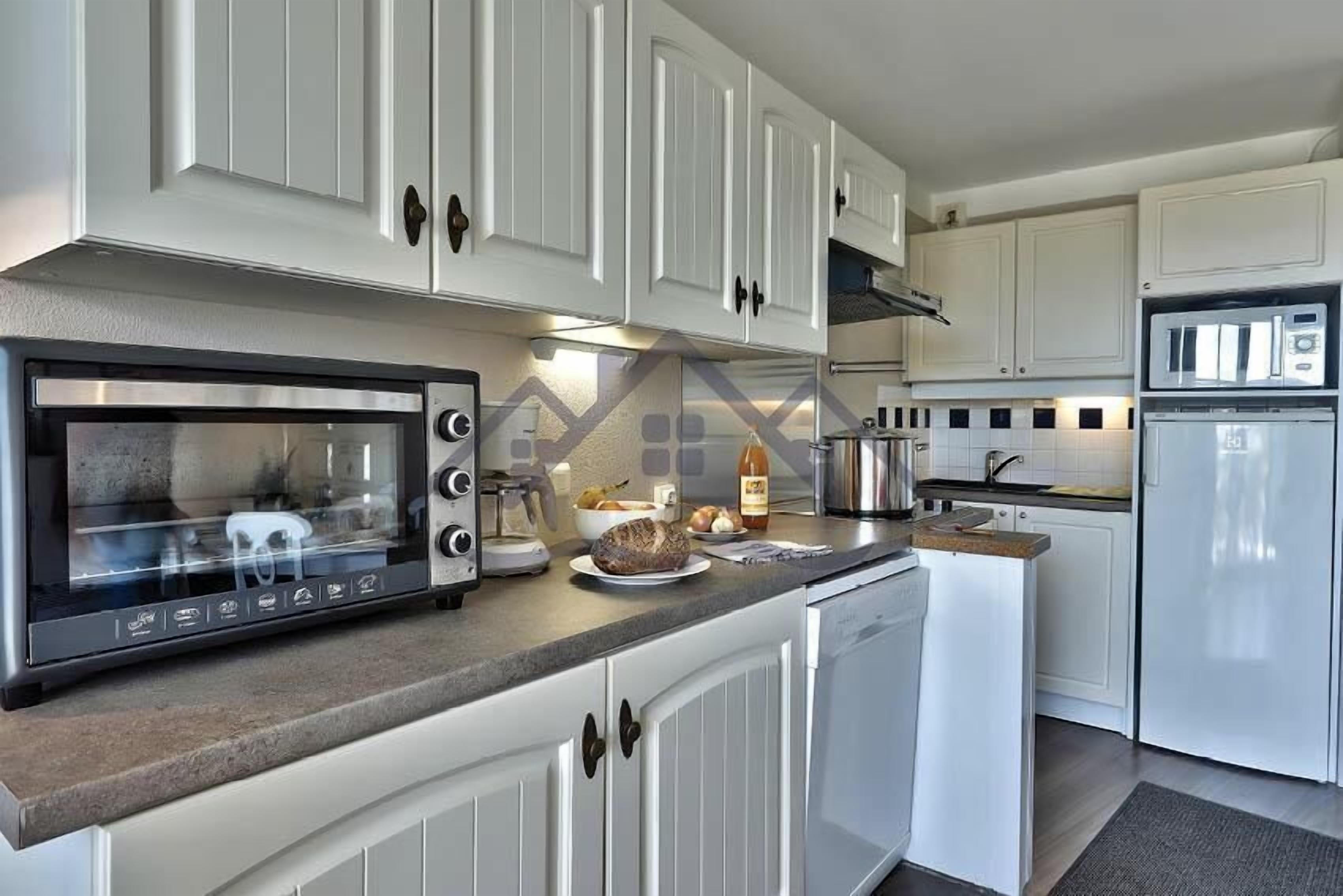 Køleskab, mikrobølgeovn, ovn, kogeplade