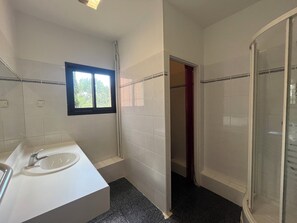 Combined shower/bathtub, towels, soap, toilet paper